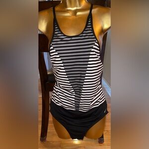 NIKE Black White Laser High Neck One Piece Soft Cup Swimsuit Women’s Large